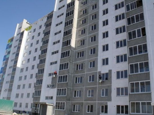 покраска фасада дома альпинисты