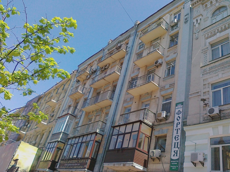 зачистка штукатурки с фасада дома